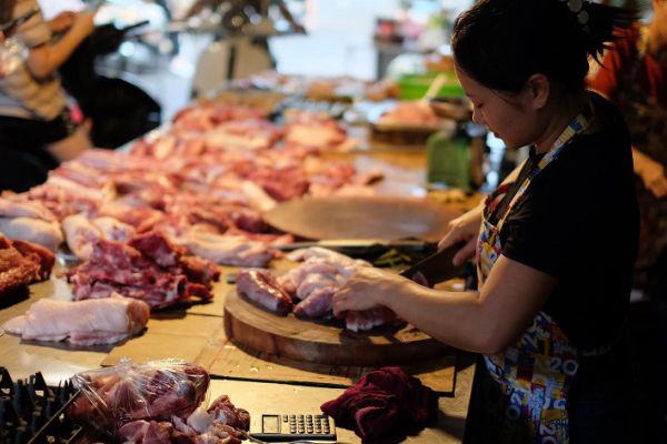Giá thịt lợn cao “chót vót”, tiểu thương tiết lộ lý do nghỉ chợ, “chán không buồn bán”